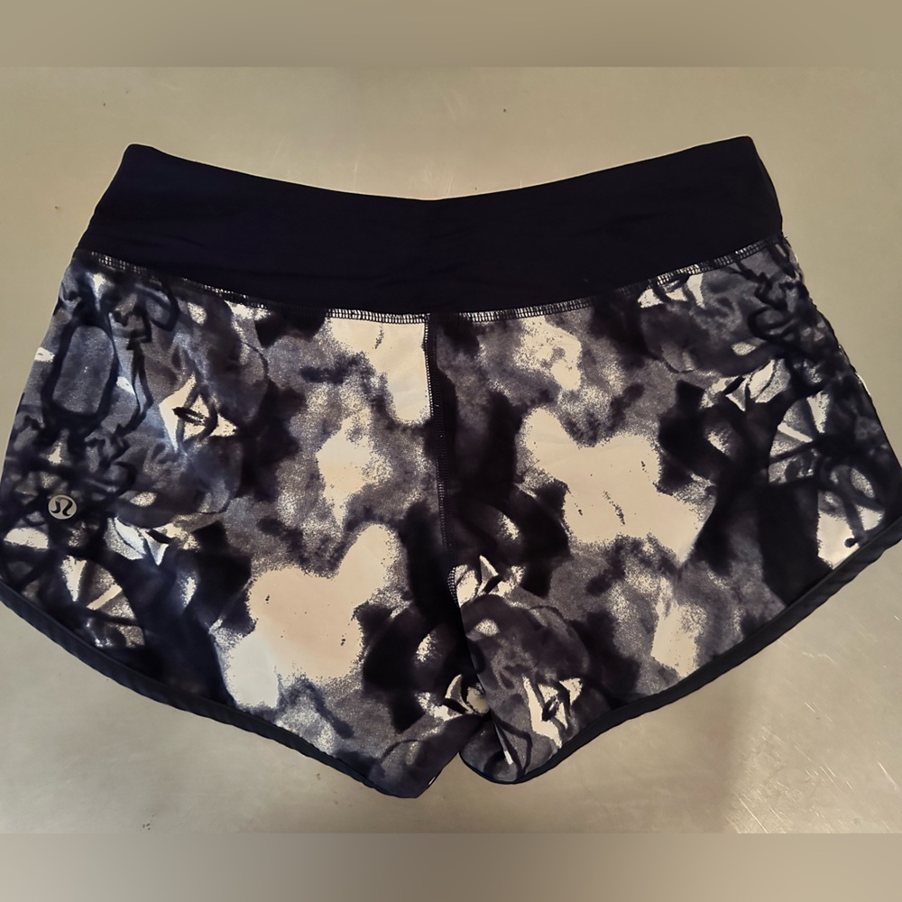 Lululemon navy blue and White Patterned Shorts size 4
